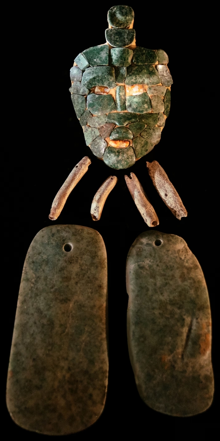 V 1 700 let staré mayské královské hrobce byla objevena nefritová maska boha
